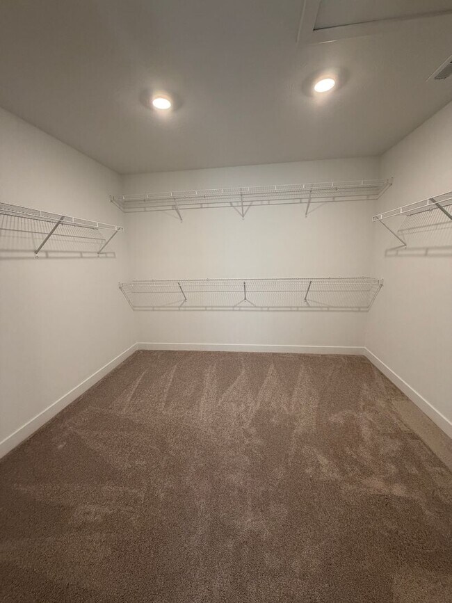 Building Photo - 936 Shadow Dr