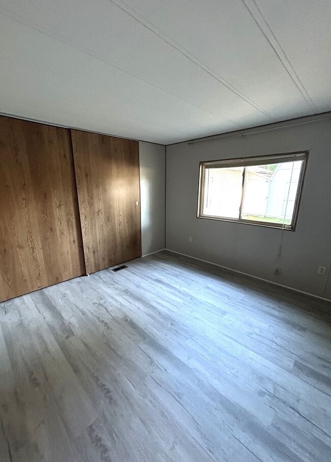 Building Photo - 2 bedroom 2 bath with large front & back y...