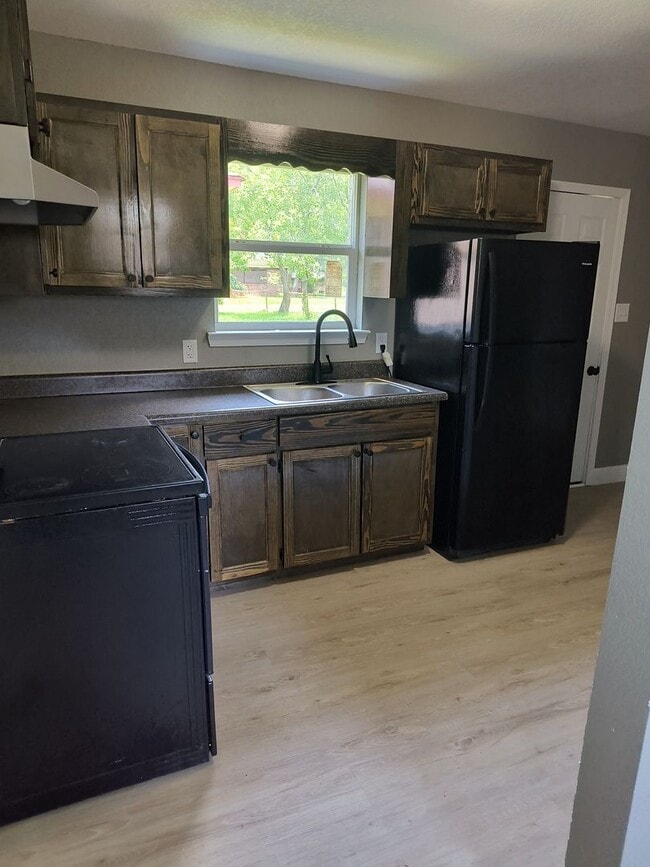 Building Photo - 2 bedroom 1 bath House for rent