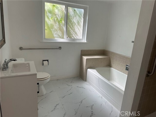 Building Photo - 3025 E Hillcrest Ave