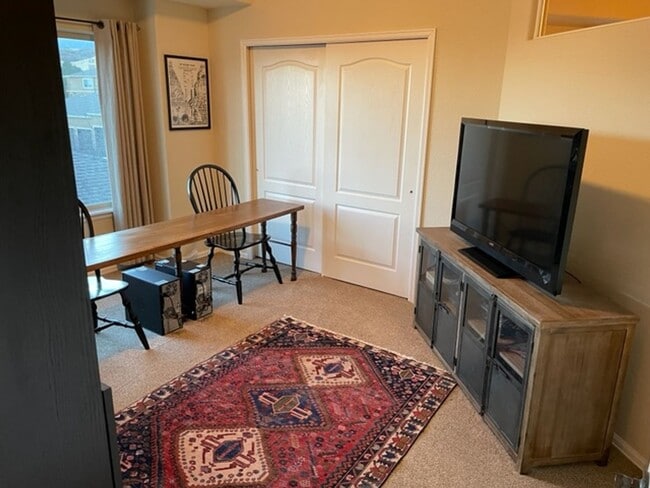 Building Photo - Bright & Open 2 Bedroom Condo on West Side