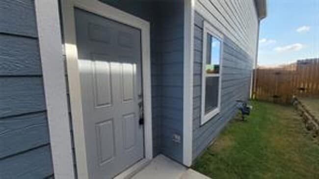 Building Photo - Stunning and Spacious 3-bed, 2.5-bath new ...