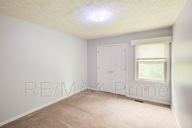 Building Photo - 71 Michaels Woods Dr