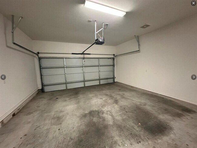 Building Photo - 1021 1/2 E 38th St