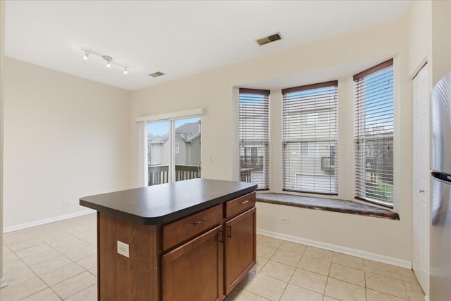 Building Photo - 28909 Pondview Dr