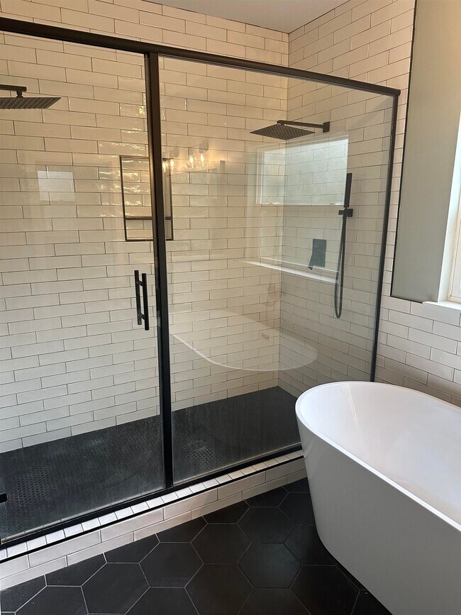 Building Photo - 2057 Dellwood Dr