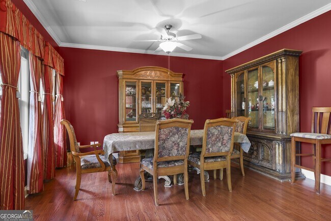 Building Photo - 423 Royal Cres Ln E