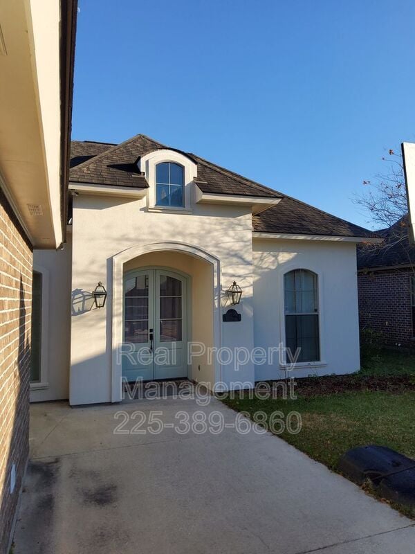 Building Photo - 10950 Hillpark Ave