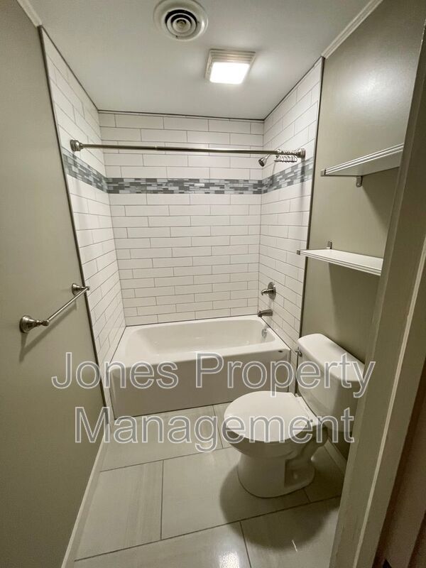 Building Photo - 1419 N Main St