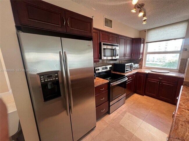 Building Photo - 1155 Brickell Bay Dr