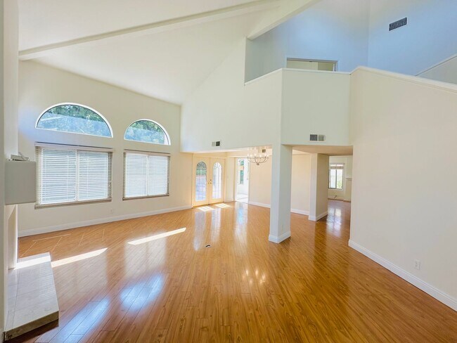 Building Photo - 6635 Soaring Dr