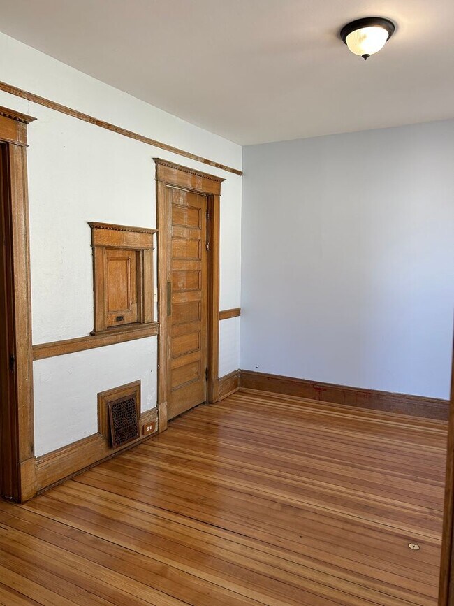 Building Photo - Historic Cheyenne Canyon Home