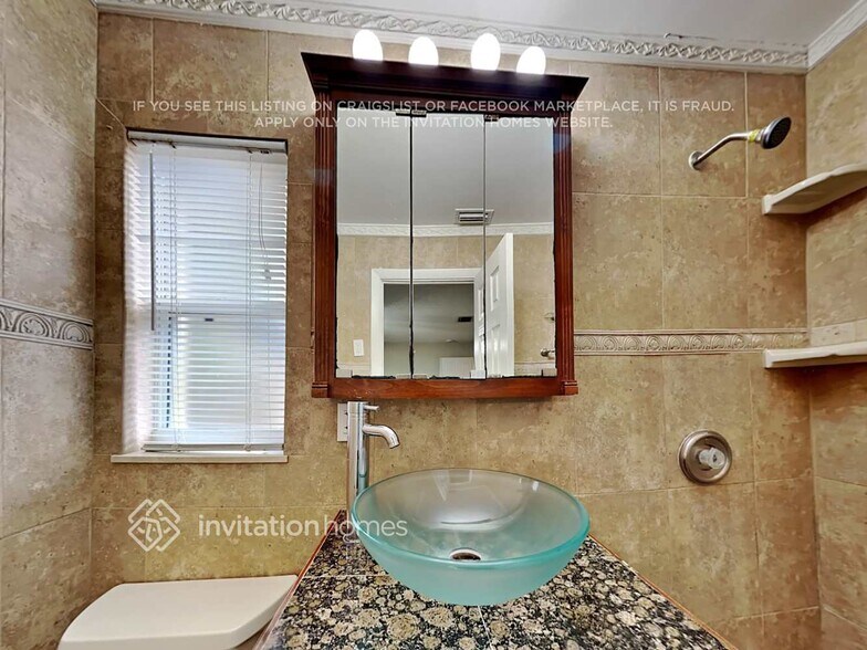 Building Photo - 1926 Valley Dr