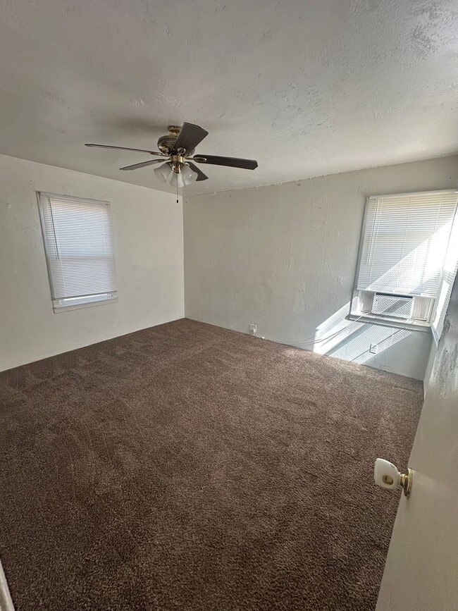 Building Photo - Don't wait on this 2 bedroom 1 bath house with yard service in North Hanford