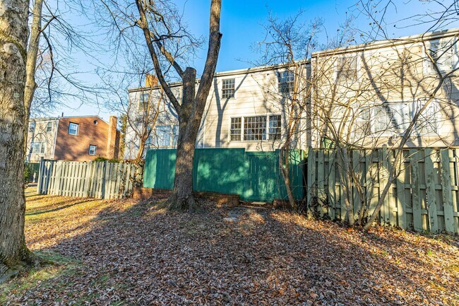 Building Photo - Renovated Home in Pinewood Lake Neighborhood