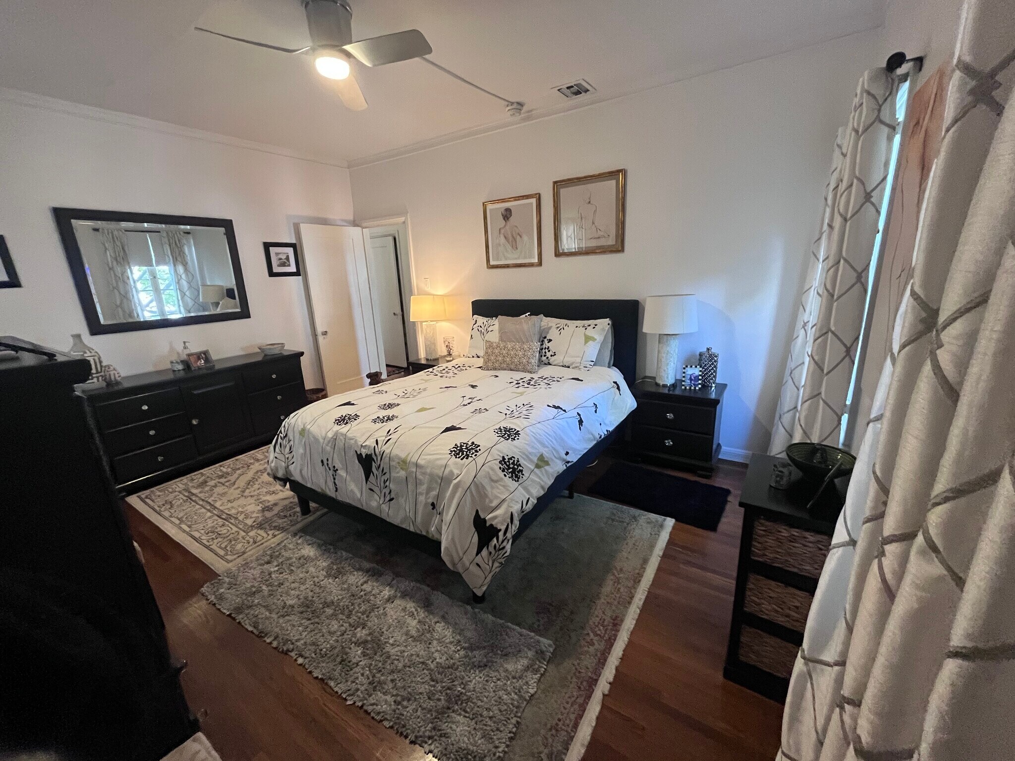 Master bedroom - 139 N Sycamore Ave