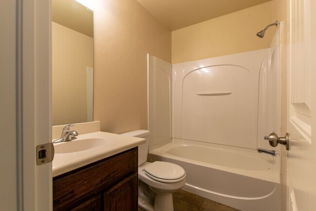 Building Photo - Beautiful 3 Bed 2 Bath Home in Moore School District!