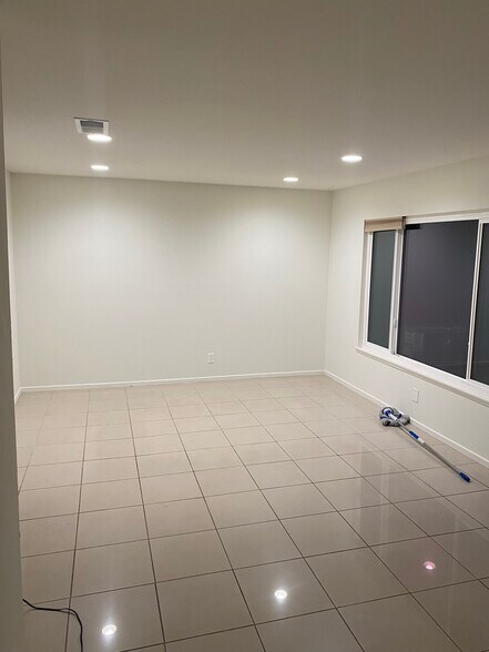 Building Photo - 851 Hartford Ln