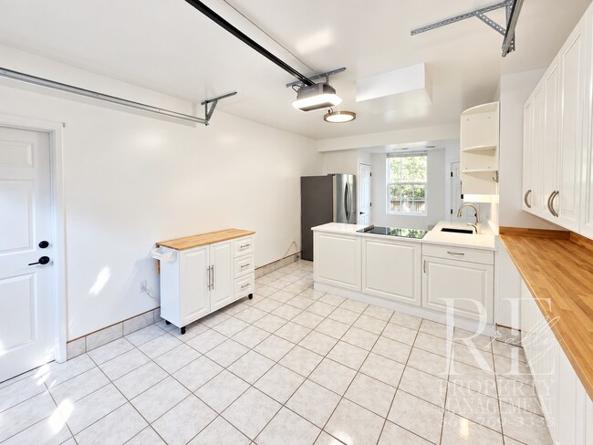 Building Photo - 14444 Sunrise Drive NE