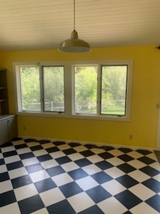 Building Photo - Beautiful 4 Bedroom 2.5 Bath home in Sun Valley