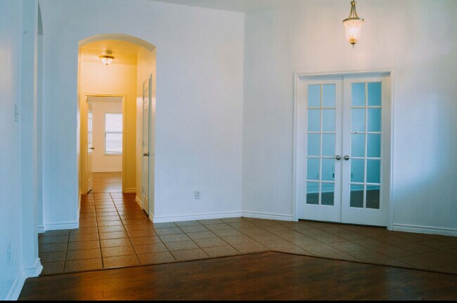 Building Photo - 614 Valencia Dr