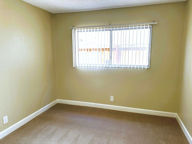 Building Photo - Spacious and Well Maintained 4 Bedroom Hom...