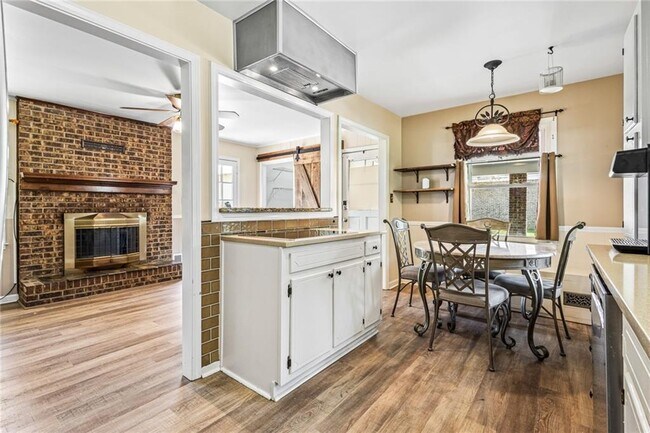 Building Photo - 824 Hickory Ridge Rd SW