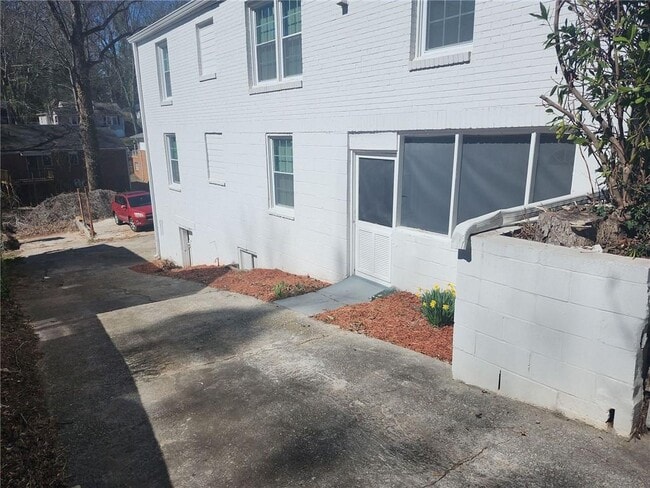 Building Photo - 5 Burbank Dr SW