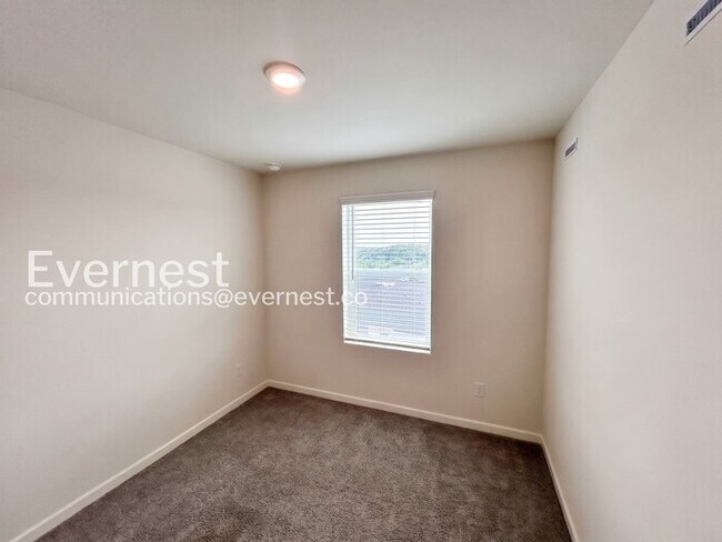 Building Photo - 3 Bed/2.5 Bath Townhome with Garage / Pet-Friendly / Available Now!