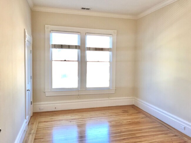 Building Photo - Handsome, Recently Renovated, 3BR/2BA Pac ...