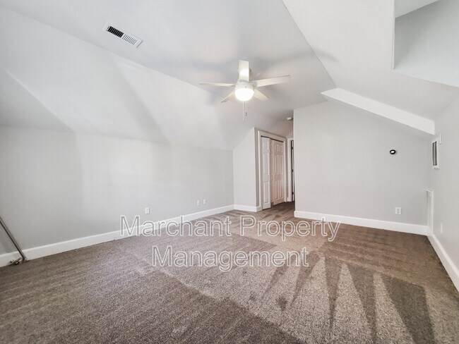 Building Photo - 111 W Hillcrest Dr