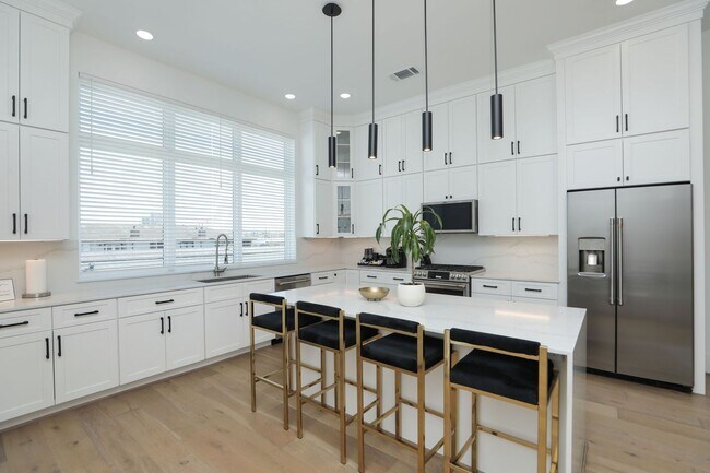 Building Photo - For Lease | 3 Bed, 3.5 Bath | 2,610 Sq Ft | Westheimer Estates |