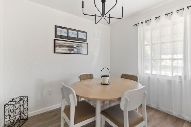 Building Photo - Furnished * AVAIL Now Through 11/1 * $1,69...