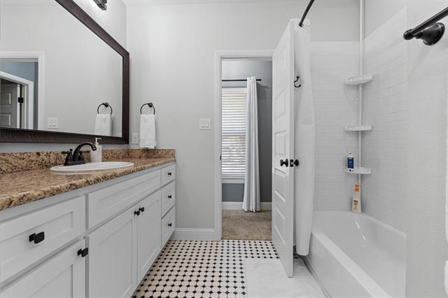 Building Photo - 607 S Alamo St