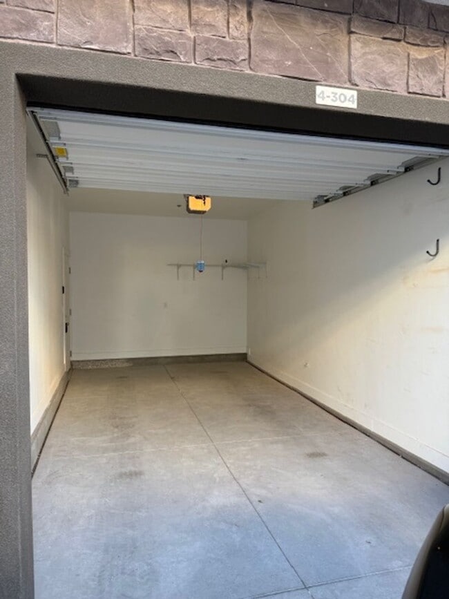 Building Photo - Modern 3 Bedroom Condo in Desert Color