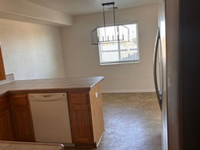 Building Photo - Charming 2-Story Home in a Convenient Tehachapi Location