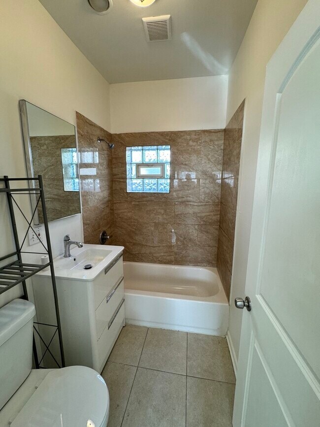 Building Photo - 1748 N Austin Ave