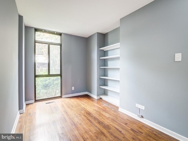 Building Photo - 1265 Delaware Ave SW