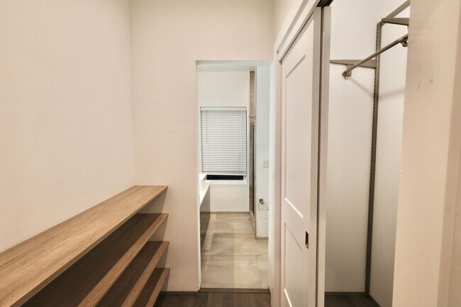 Building Photo - 902 Montana St