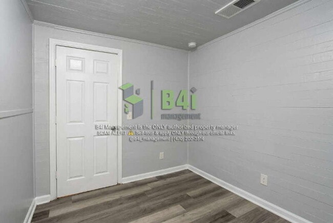 Building Photo - 220 E Render St