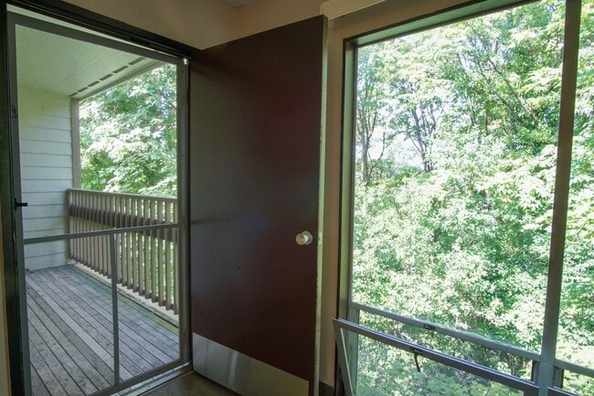 Building Photo - Top Floor One Bedroom Near OHSU Ready Early January!