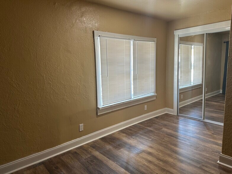 Building Photo - 124 S Oleander Ave