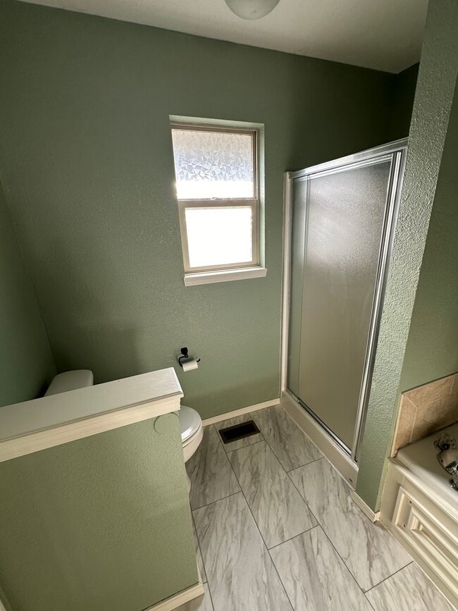 Building Photo - Beautiful Updated 5 Bedroom Home - Derby ,KS