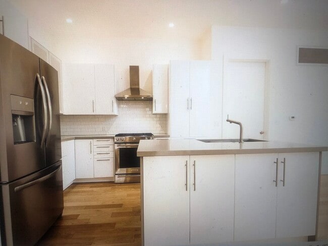 Building Photo - 540 S Cloverdale Blvd