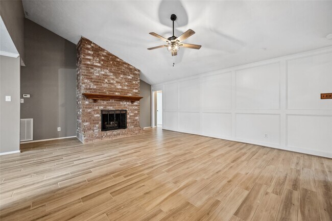 Building Photo - 2159 River Village Dr