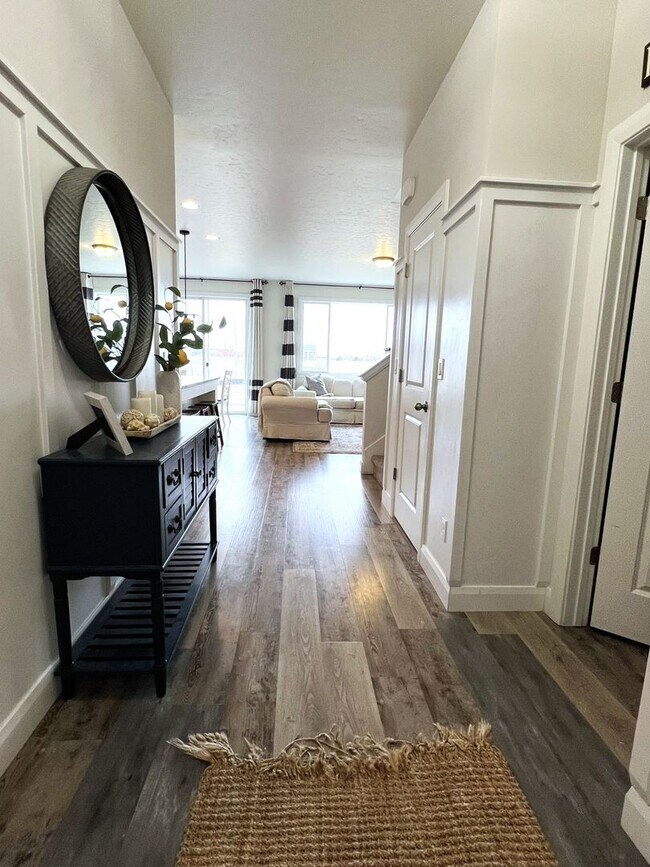 Building Photo - Welcome to this charming 3 bed 2.5 bath home just off Deer Flat and Linder Rd.