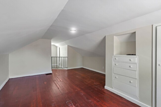 Building Photo - Newly Refreshed 3-Bed Bungalow with Bonus Sunroom & Finished Attic – Columbus Living!