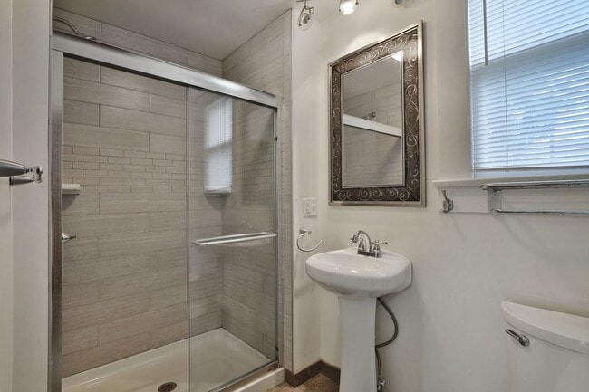 Building Photo - Great CENTRAL Location 5 Bedroom House - Virtual Showings Available