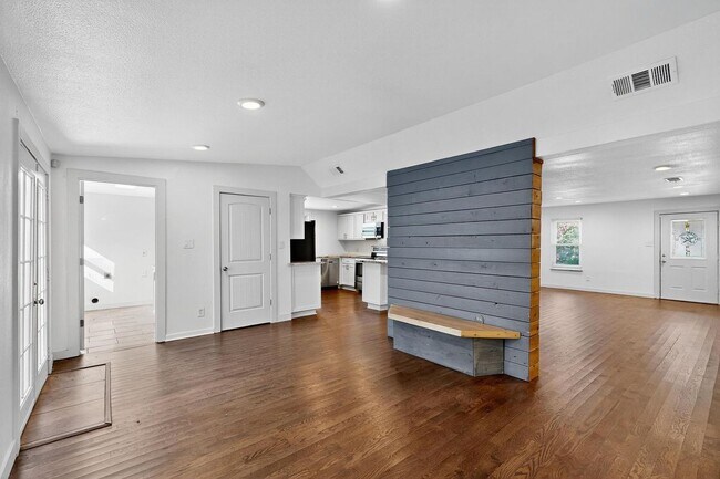 Building Photo - 8919 San Fernando Way