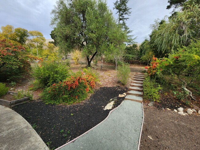 Building Photo - Luxurious 4 bed / 3.5 bath / 3,276 sqft Ho...
